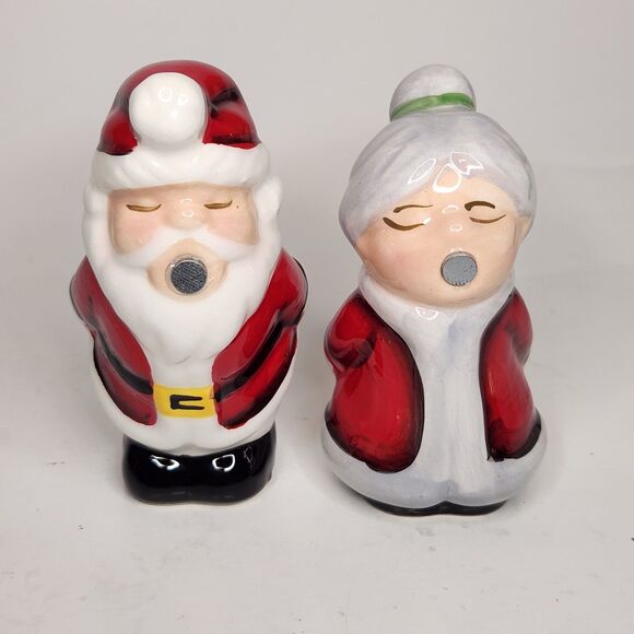 Kissing Mr And Mrs Santa Claus Couple Magnetic Salt And Pepper Shakers Set Ebros - Picture 4 of 5